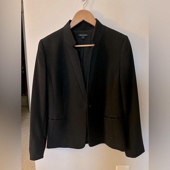 Tahari tuxedo detail blazer size 8, excellent condition - Picture 1 of 4